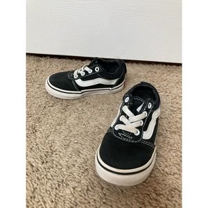 Kids black and white off the wall low top sneakers